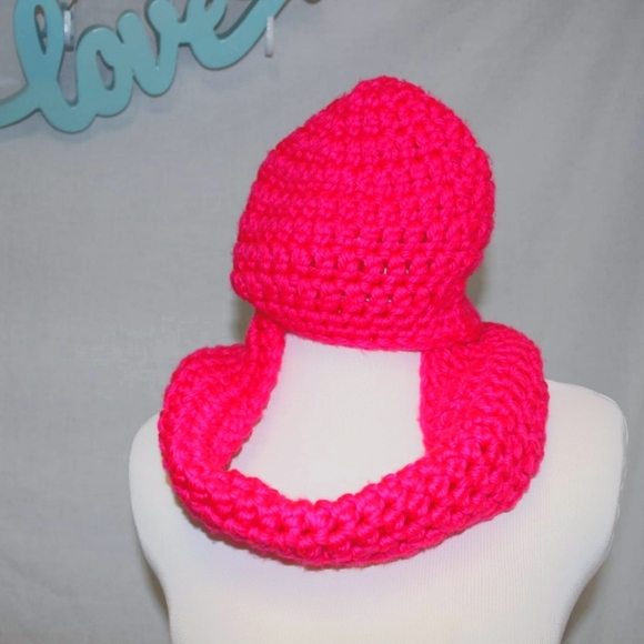 🎀 NEW Pink Crochet Infinity Scarf & Hat Set Bright HANDCRAFTED - Picture 1 of 4